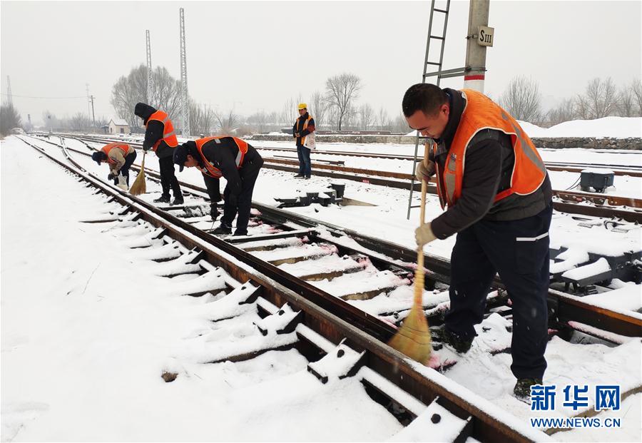 (社會(huì ))(1)河北淶源:掃雪保暢通