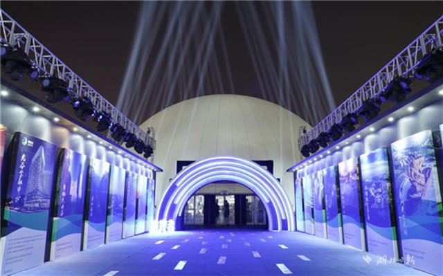 ӛڬF(chng)W(wng)һ(g)ռe1000ƽ׵ľȲД_ͶӰxXͬͶ䮋(hu)ּg(sh)YϹӰֶЇ30l(f)չvSȻǰ