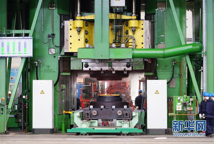 (經(jīng)濟)(1)中航重機200MN電動(dòng)螺旋壓力機在西安投入使用