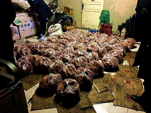 多部門(mén)深夜出擊 截住千斤“問(wèn)題燒雞”